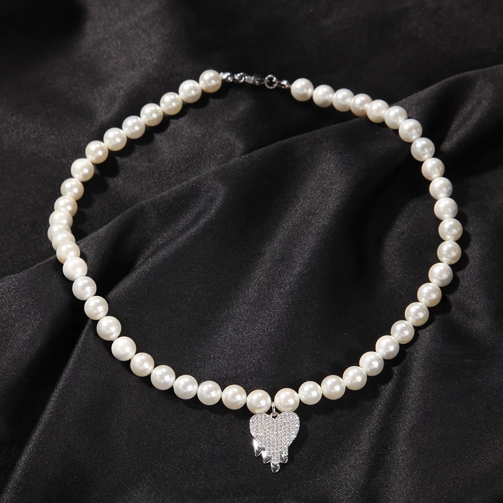 Melting heart pearl necklace